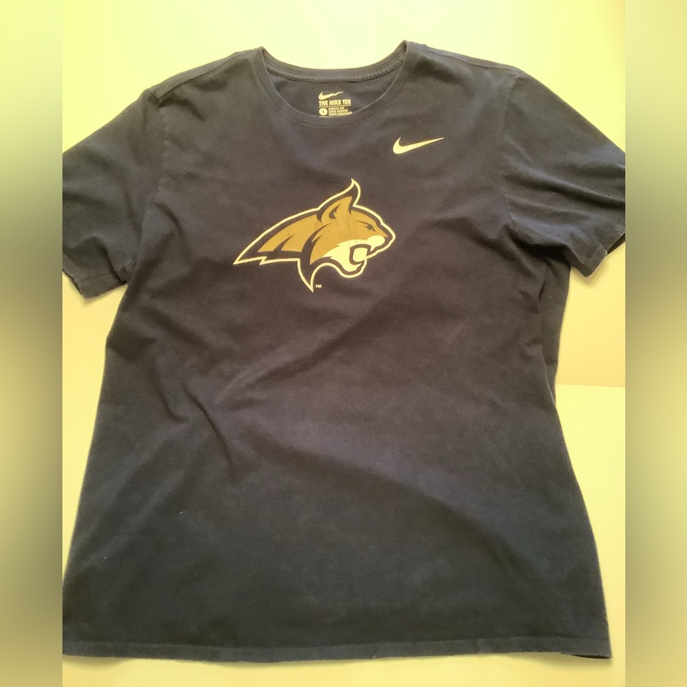 Montana Bobcats Nike T-shirt Size L dark blue with school logo.